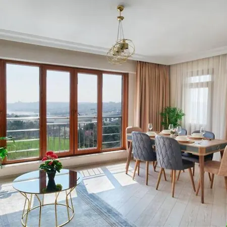Spacious Duplex With Stunning Halic Views
