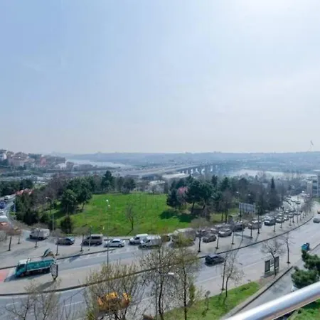 Spacious Duplex With Stunning Halic Views Apartamento *