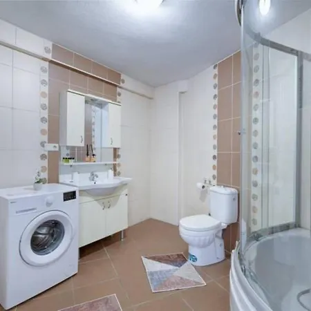 Spacious Duplex With Stunning Halic Views *