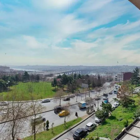 Spacious Duplex With Stunning Halic Views Appartement *