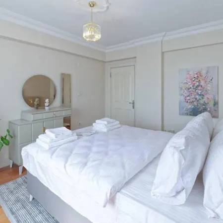Spacious Duplex With Stunning Halic Views *